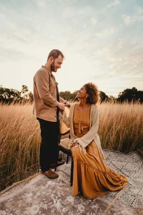 photo couple musulman heureux dans un paysage