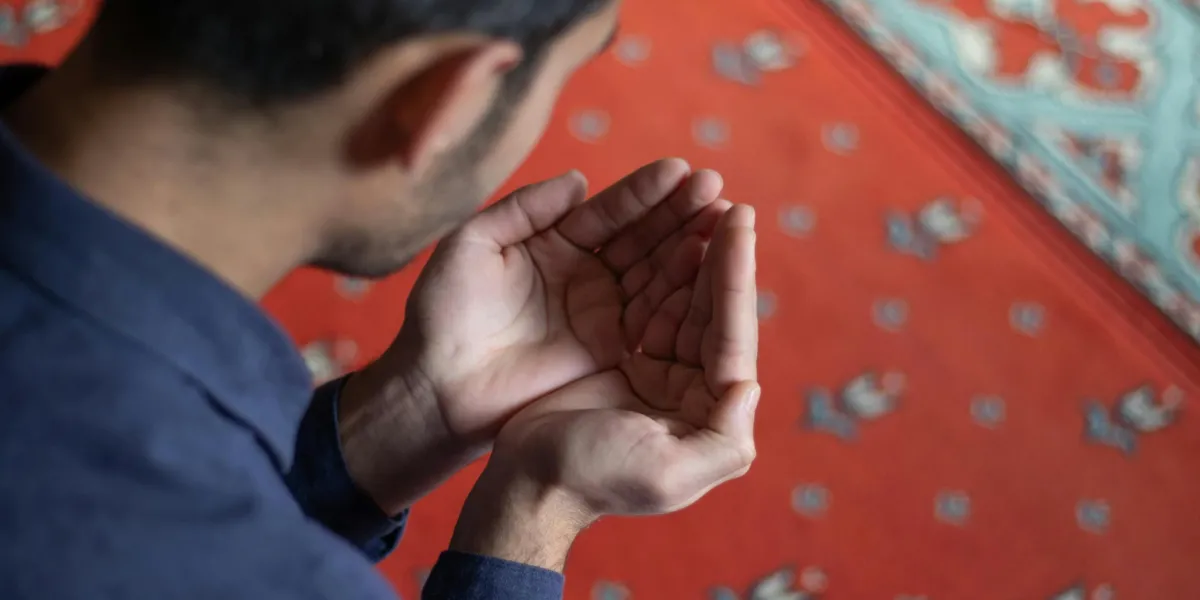 Homme musulman avec le Saint Coran